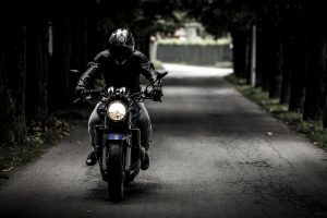 Jazda motocyklem w różnych porach roku